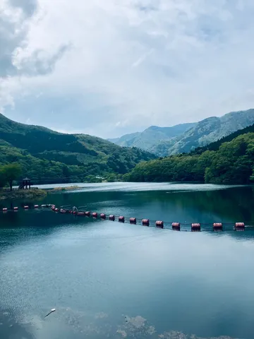 緑深き山々と穏やかな水面