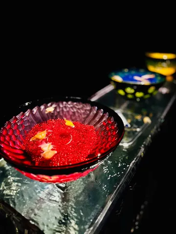 金魚鉢に光と影が踊る