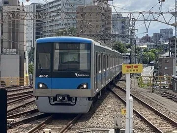 青い列車と線路の朝景