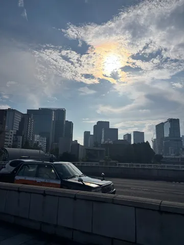 都会の空に虹色の雲