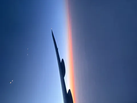 茜色の空と飛行機の翼