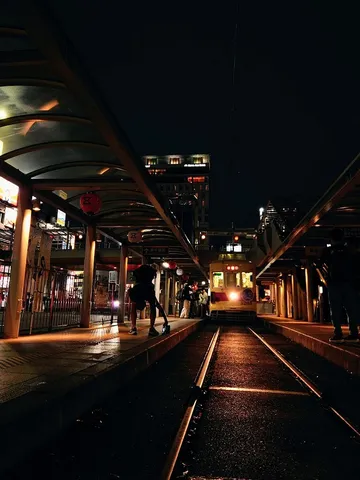 深夜の駅、旅立ちの予感