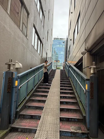 都会の階段に光の影