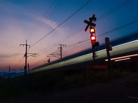 光の帯が駆け抜ける夕暮れ