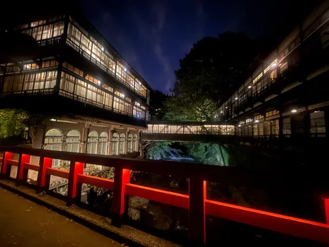 夜の灯りと渡り廊の風景