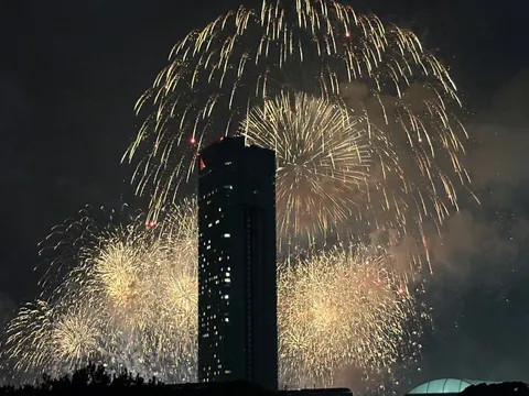 摩天楼と華麗なる夜空の競演
