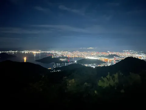 夜景の静かな灯の道