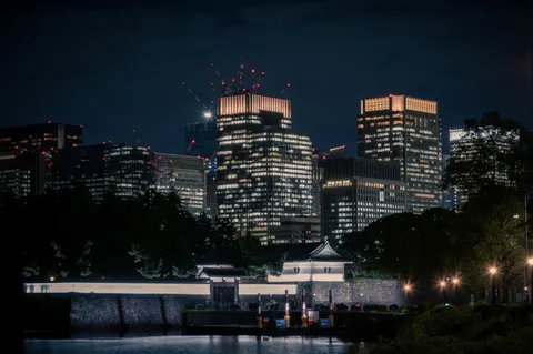 城門の向こう、夜の残業