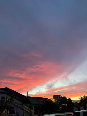 茜色の空、街に灯る光