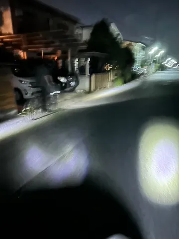 夜のドライブ、街灯の明かりに照らされて