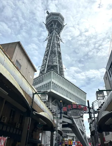 通天閣とレトロな商店街のコントラスト