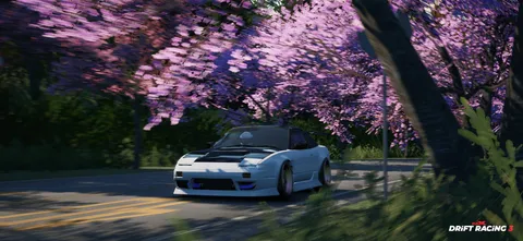 紫桜の道、風を切る白い車