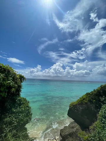陽光きらめく紺碧の海