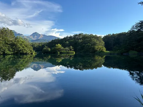 静寂の湖面に映る山々の姿