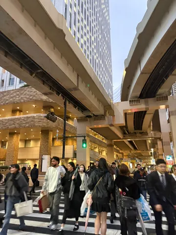 高架下、行き交う人々の都市風景