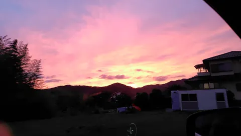 夕景に染まる家と影