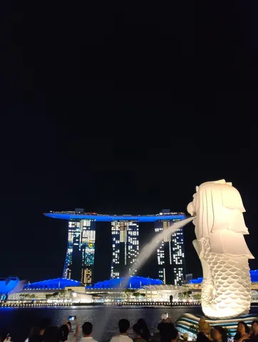マーライオンとマリーナベイ・サンズの夜景