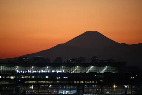 夕暮れの空港とシルエット富士