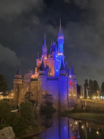 夜空に浮かぶ光の城