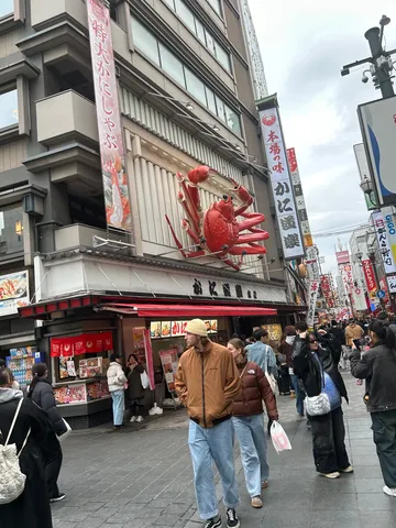 賑わう街と赤いカニ
