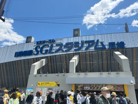 青空の下、スタジアムに集まる人々