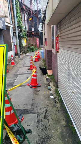 雨上がりの路地裏、予期せぬ穴