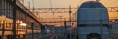 夕陽きらめく鉄道の情景