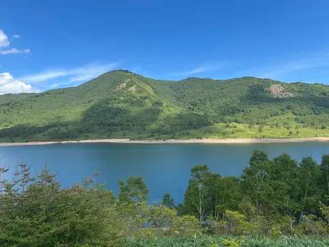 新緑と青い湖、山々のコントラスト