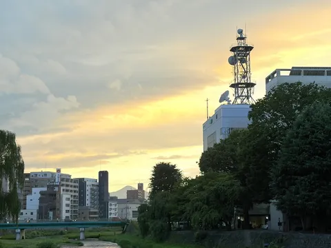 夕焼けにそびえる電波塔