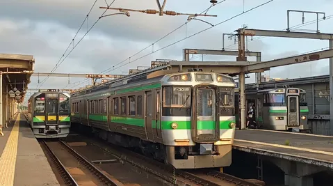 駅に並んだ三者三様の電車たち