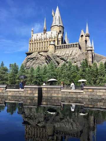 湖面に映える魔法の城