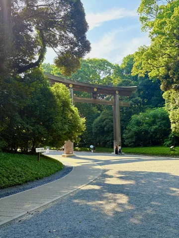 大鳥居が導く緑の参道