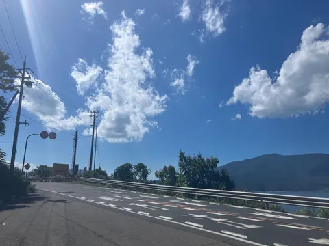 青空と海岸線のドライブロード