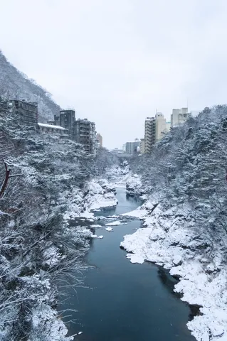 雪景の川と高層街