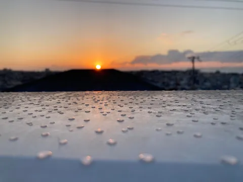 朝露と街のシルエット