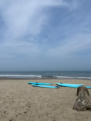 青いサーフボードと静かな海