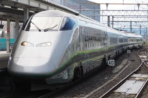 静かに佇む銀色の高速鉄道