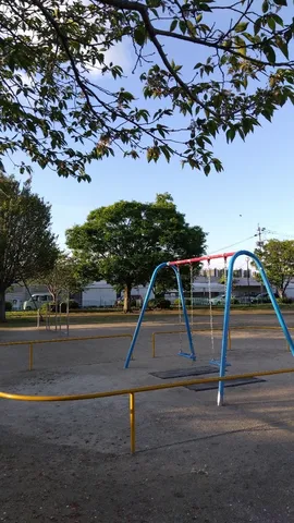 午後の公園、ブランコは静かに