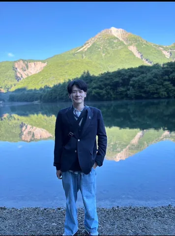 鏡のような湖面に映る山と私