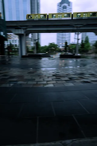 夜の街を駆ける電車
