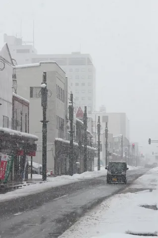 吹雪の街を駆ける静かな時間