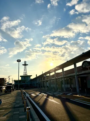 夕暮れの空と灯台のシルエット