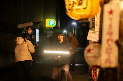 夜の撮影現場、熱気と光