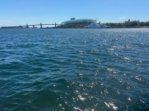 青い海と近未来建築のコントラスト