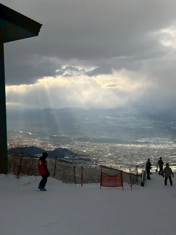 光芒と雪山のパノラマ