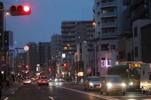 都市の静寂、赤信号と車の光
