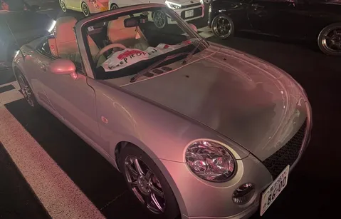 夜風とシルバーのオープンカー
