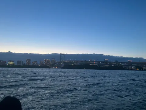静寂と都会のコントラスト