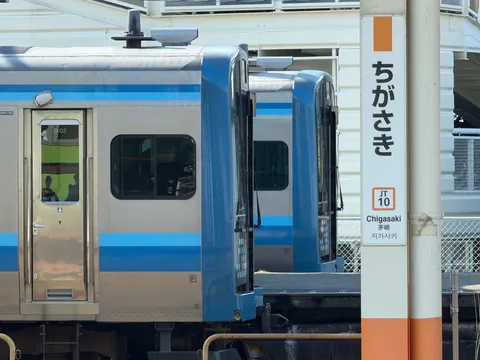 青い列車と静かな駅風景
