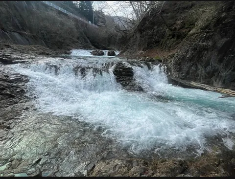 岩肌を削る清流の囁き